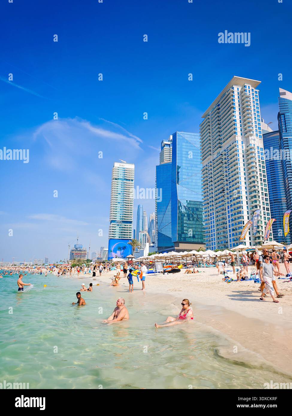 12 03 2025 - Dubai, Vereinigte Arabische Emirate. Dubai JBR Beach an einem hellen, sonnigen Tag genießen die Menschen Sand, Meer und klaren Himmel. Dubai Urlaubshintergrund Stockfoto