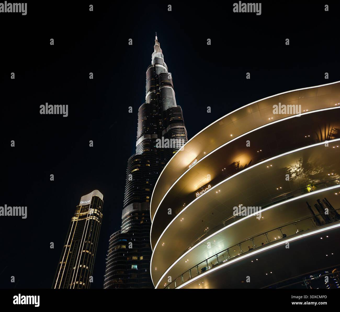 12 07 2025 - Dubai, VAE. Burj Khalifa Turm bei Nacht. Nahaufnahme des beleuchteten Wolkenkratzers mit Lichtershow. Panoramablick auf das höchste Gebäude Stockfoto