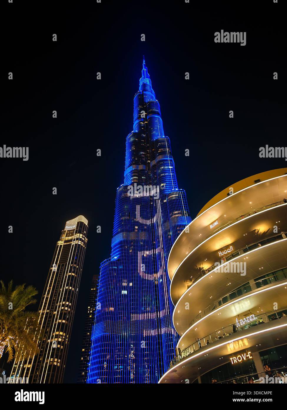 12 07 2025 - Dubai, VAE. Burj Khalifa Turm bei Nacht. Nahaufnahme des beleuchteten Wolkenkratzers mit Lichtershow. Panoramablick auf das höchste Gebäude Stockfoto