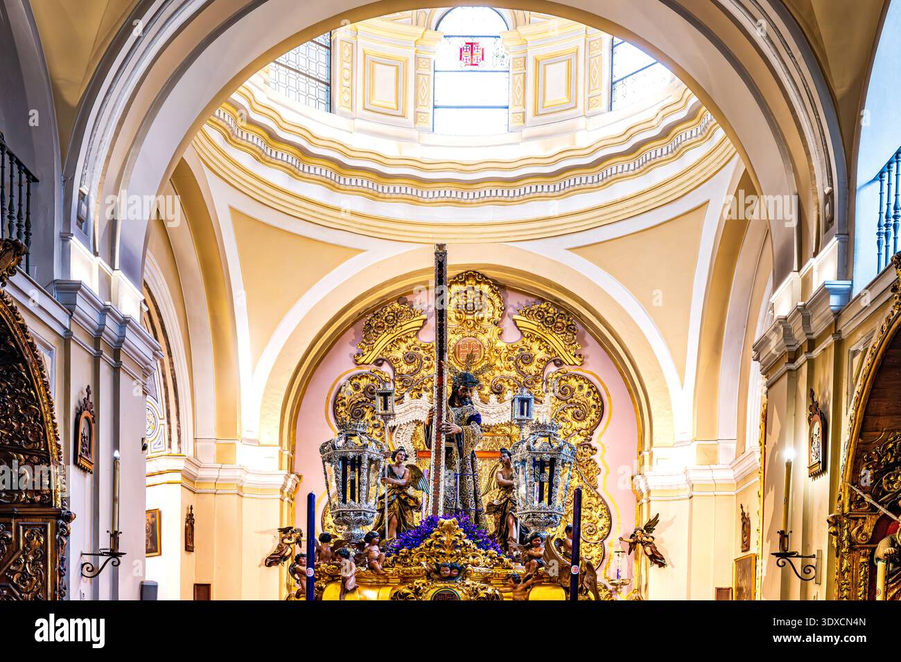Der Jesus-Nazareno-Wagen der El Silencio-Bruderschaft, der in der Kirche San Antonio Abad für die Karfreitagsprozession in madrugá während der ersten Karwoche vorbereitet wurde Stockfoto