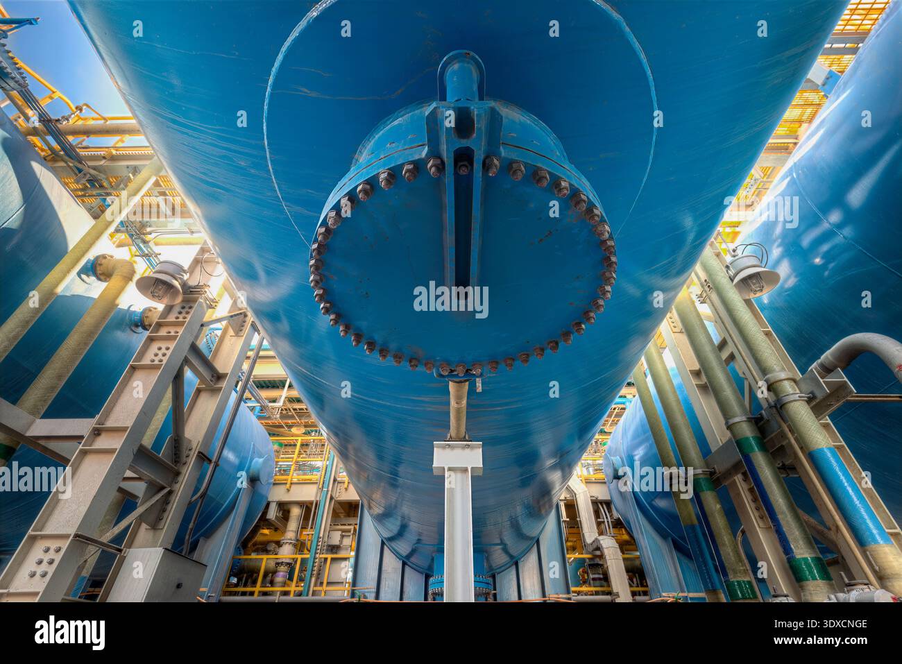 Massive blaue Lagertanks erleichtern den Filtrationsprozess in dieser industriellen Umkehrosmose-Entsalzungsanlage. Stockfoto