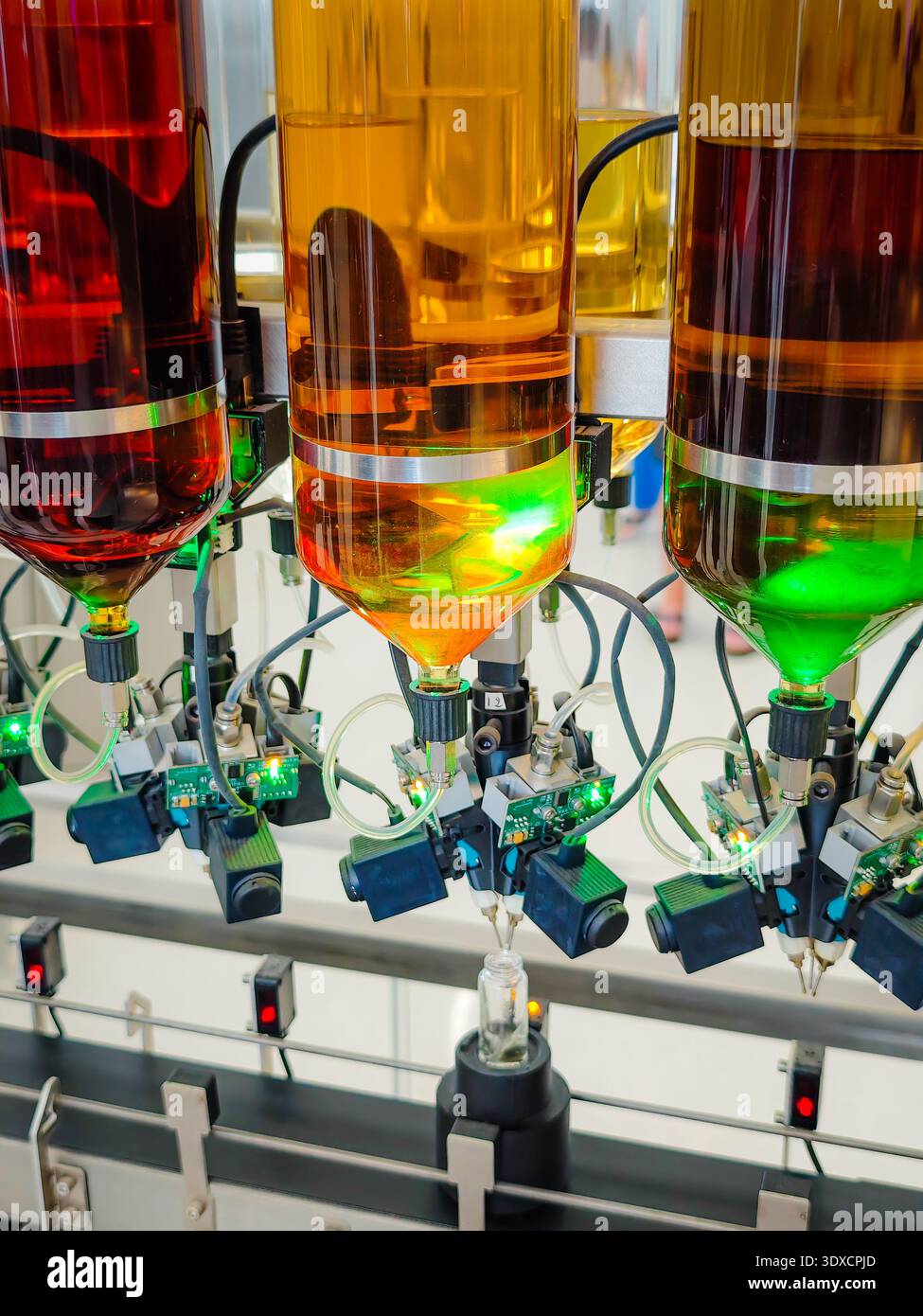 Parfümproduktion. Verschiedene Düfte in Flaschen. Roboterparfüm-Produktionslinie mit automatisierter Duftspende Stockfoto