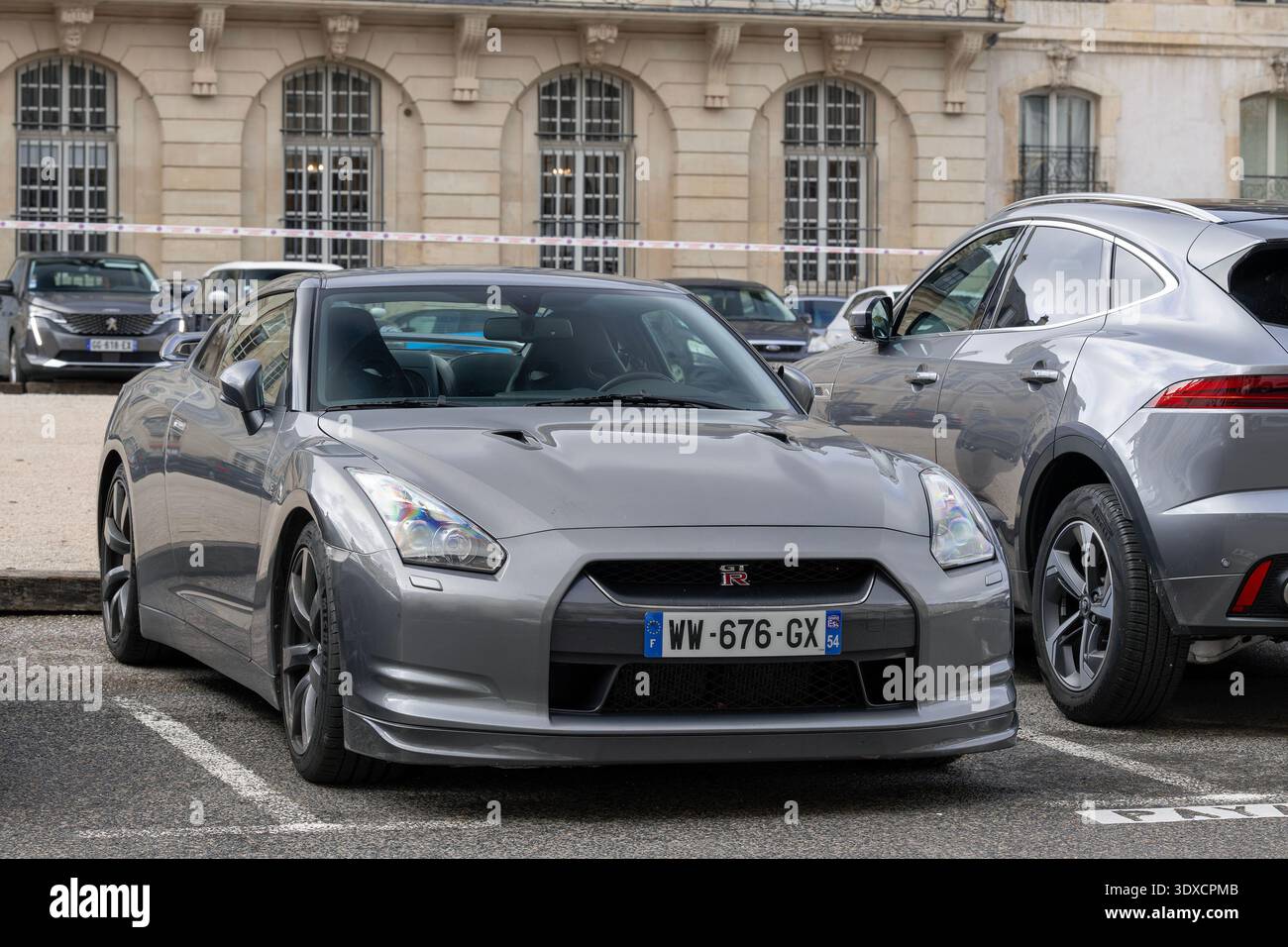 Nancy, Frankreich - Blick auf einen grauen Nissan GT-R, der auf einer Straße zwischen Autos geparkt ist. Stockfoto
