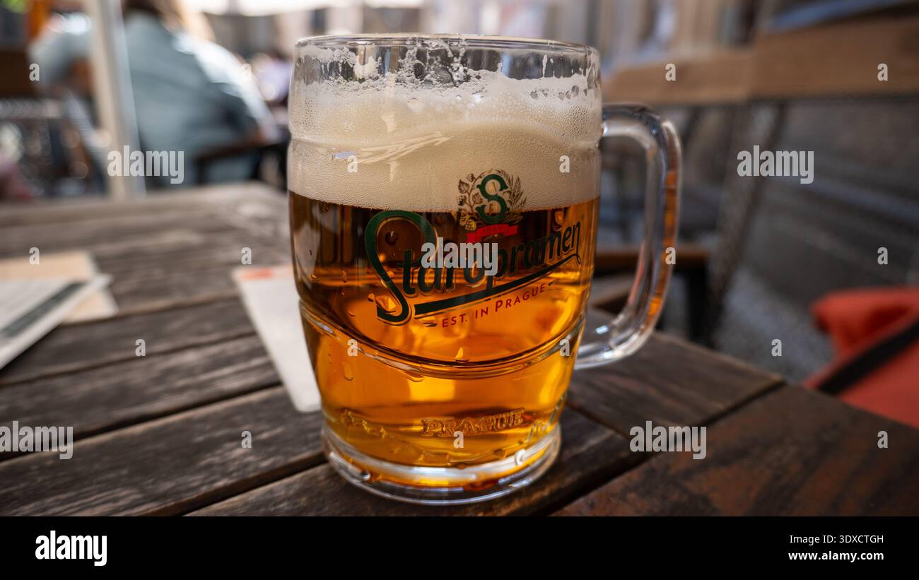 Eine Tasse Bier auf dem Holztisch Stockfoto