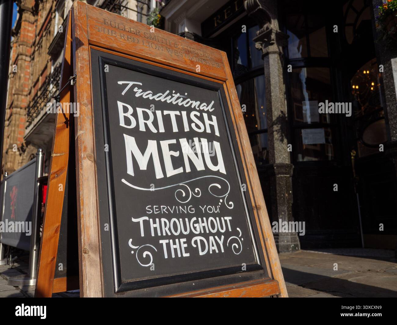 Schilder vor dem Red Lion Pub, in dem das traditionelle britische Essen den ganzen Tag über in Westminster, London, Großbritannien, angeboten wird Stockfoto