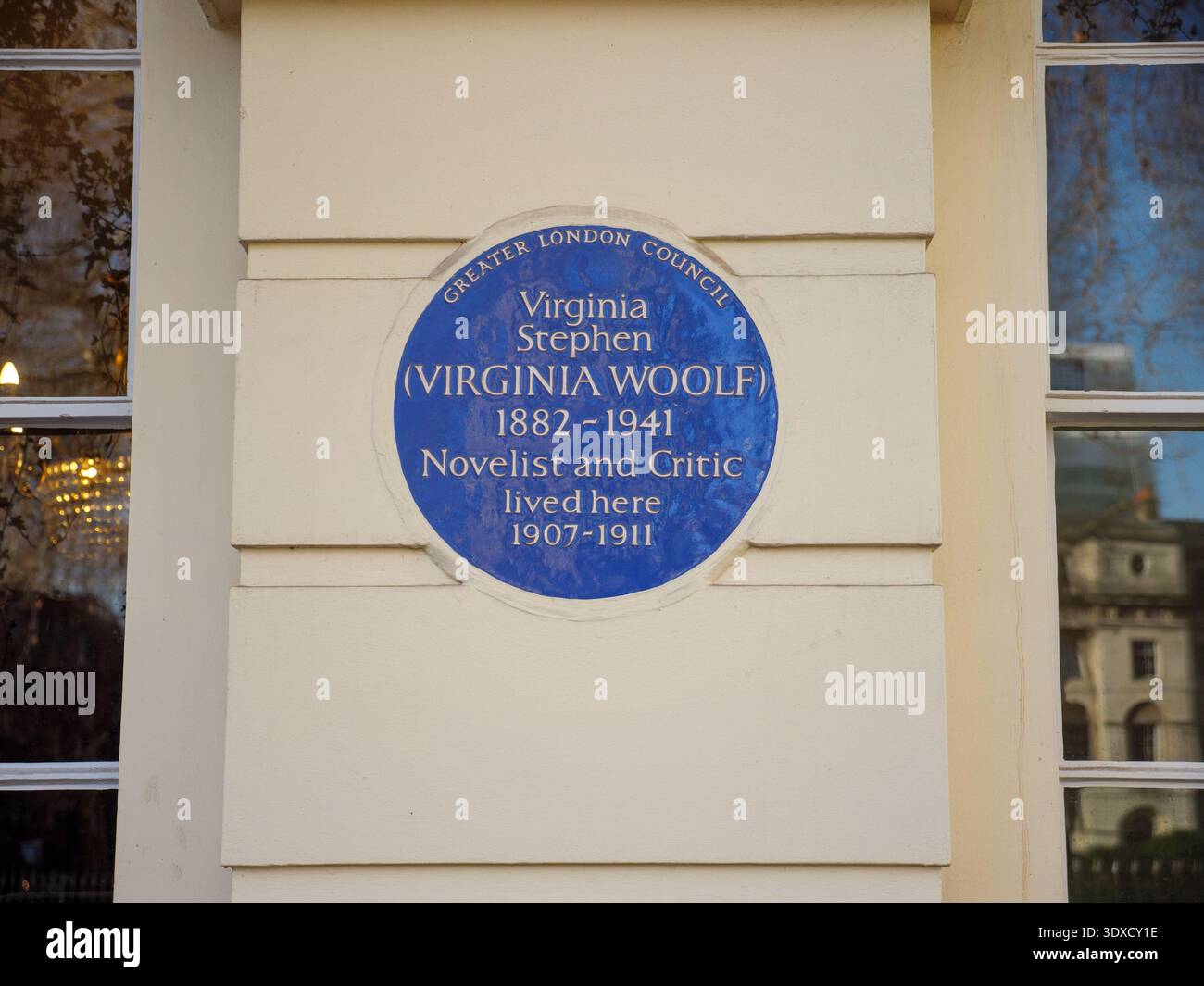 Blaue Gedenktafel zum Gedenken an Virginia Woolf, die am Fitzroy Square in London lebte Stockfoto