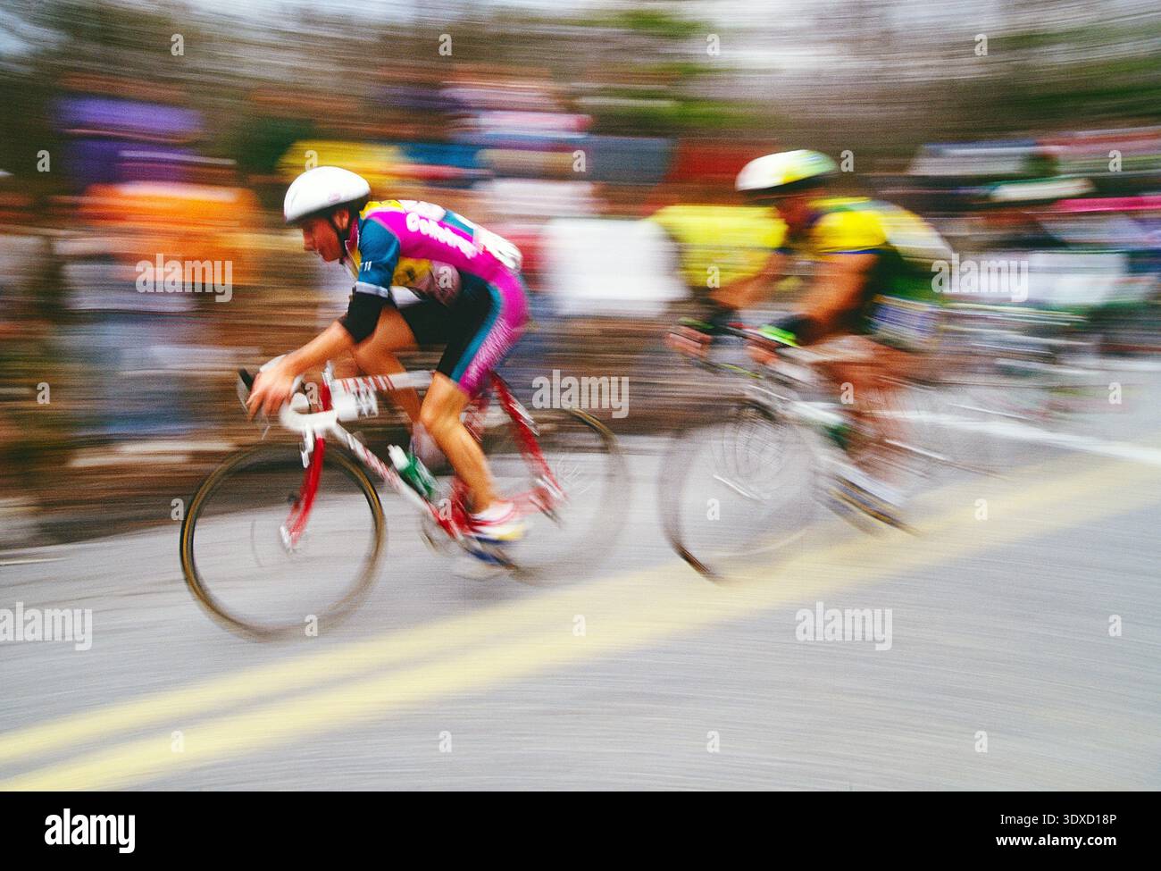 Verschwommene Bilder von professionellen Radrennfahrern, die durch die ländlichen Pocono Mountains in Pennsylvania und in drei anderen bundesstaaten fahren Stockfoto