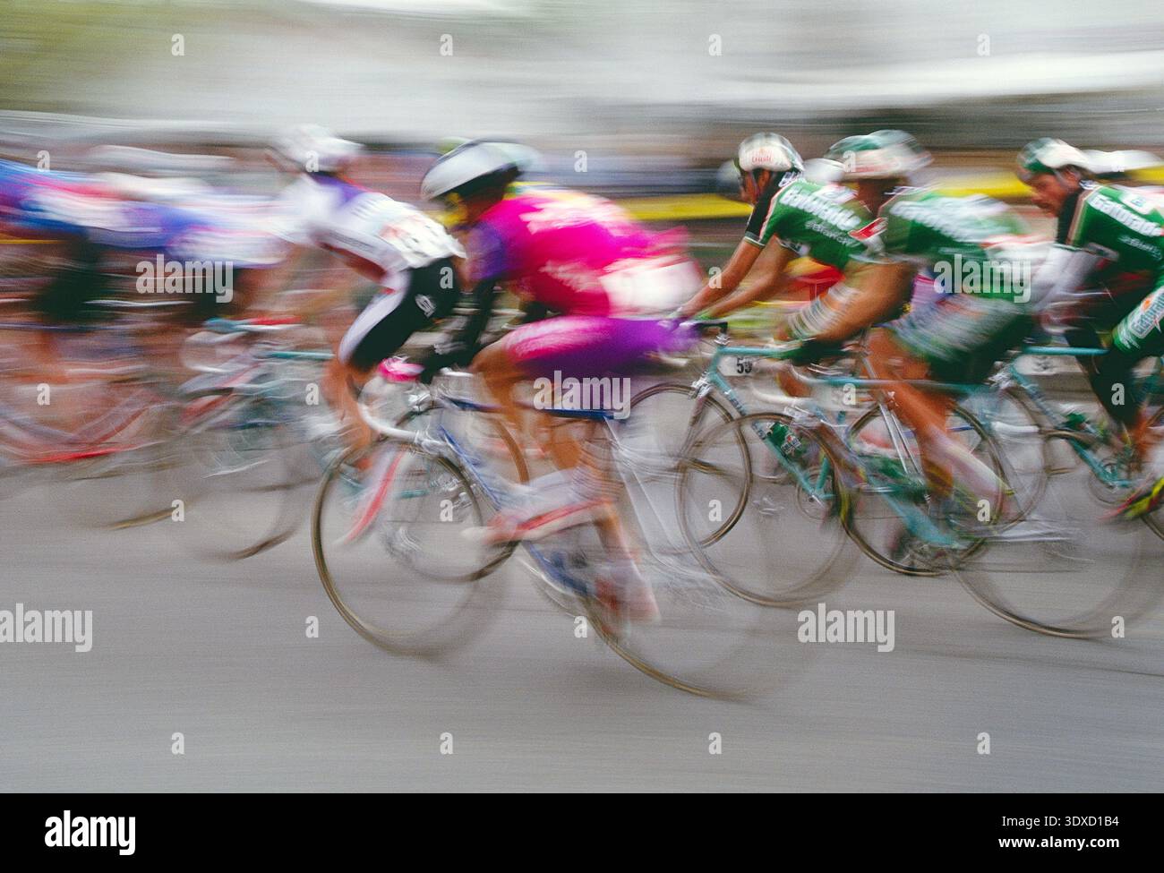 Verschwommene Bilder von professionellen Radrennfahrern, die durch die ländlichen Pocono Mountains in Pennsylvania und in drei anderen bundesstaaten fahren Stockfoto