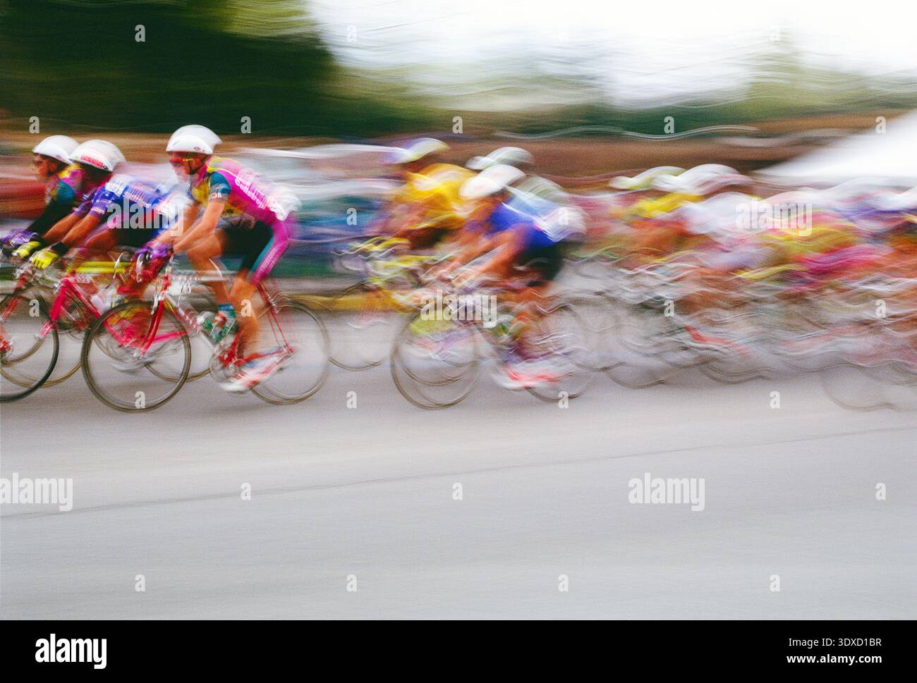 Verschwommene Bilder von professionellen Radrennfahrern, die durch die ländlichen Pocono Mountains in Pennsylvania und in drei anderen bundesstaaten fahren Stockfoto