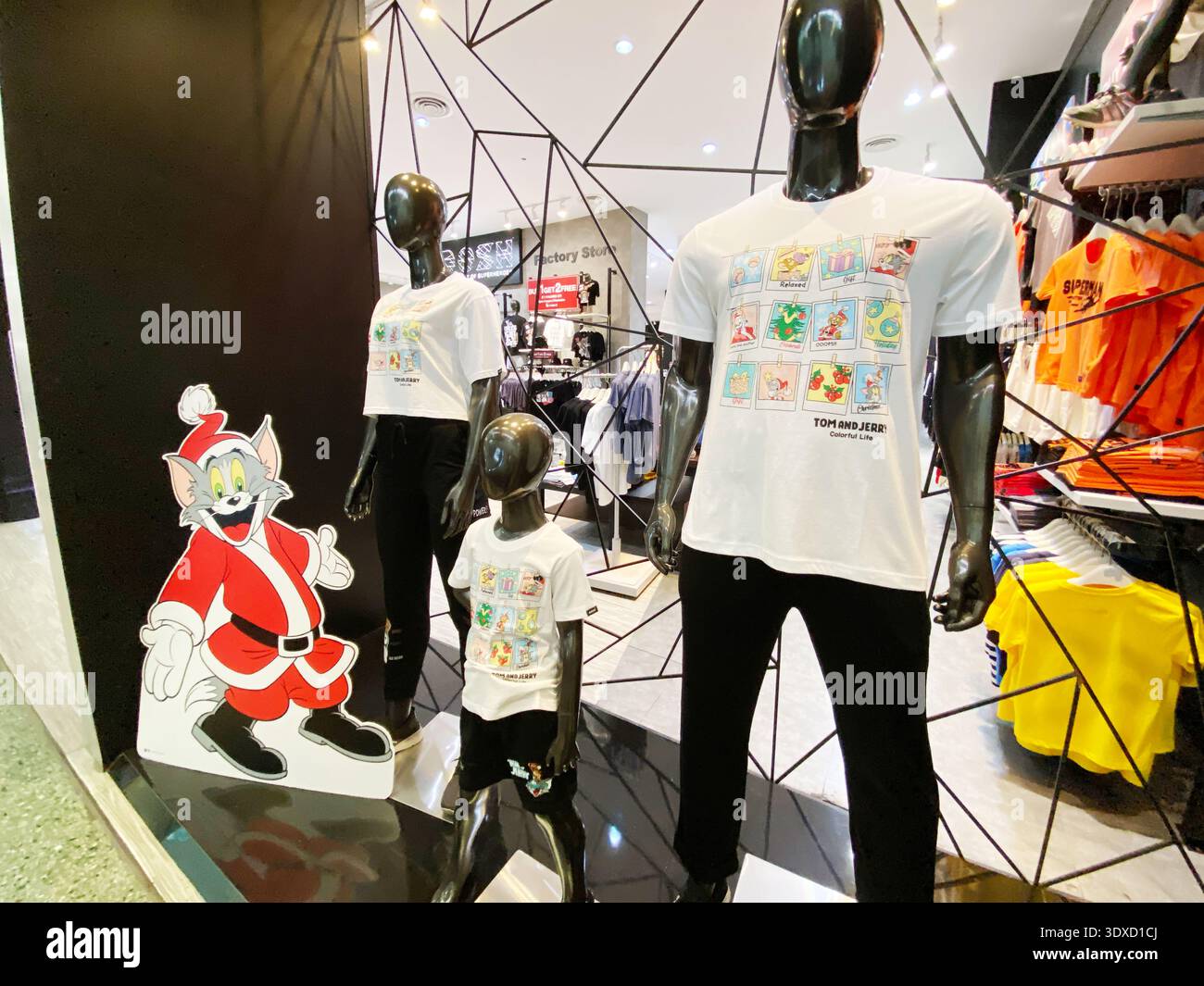Pattaya, Thailand - 20. November 2025: Trendige Kleidung mit Cartoon-Motiven auf Schaufensterpuppen im Einzelhandel, die Tom und Jerry Designs mit f Stockfoto