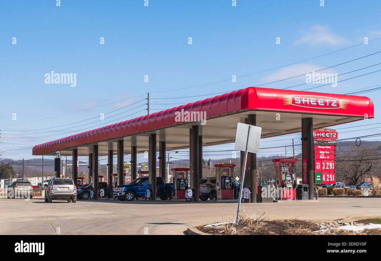 Die Tankstelle Sheetz betankt die Tankstellen auf der Market Street in Warren, Pennsylvania, USA Stockfoto