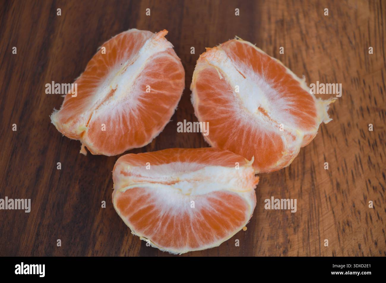 Frische Mandarinensegmente auf Holzoberfläche – Juicy Citrus Nahaufnahme Stockfoto