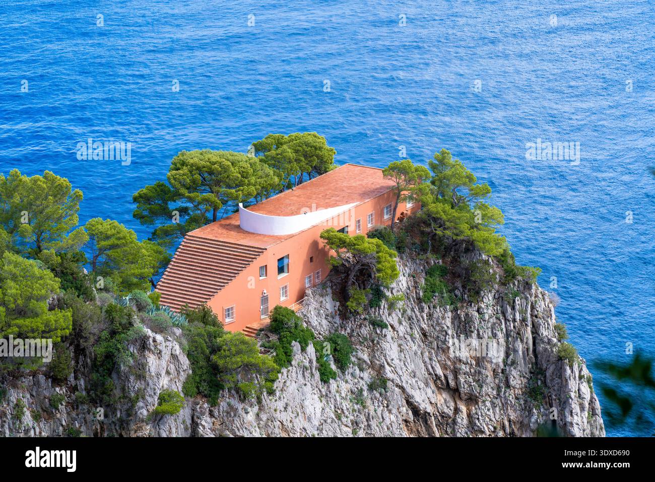Capri Italien - 27. September 2022: Blick auf Casa Malaparte Modern Home auf der Insel Capri von einem Trail aus gesehen Stockfoto