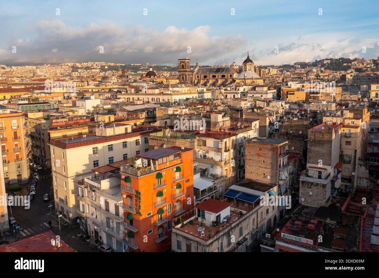 Neapel Italien - September 30 2022: Blick aus der Vogelperspektive auf Neapel Italien mit Blick auf das Centro Storico und die Augustinuskirche Stockfoto