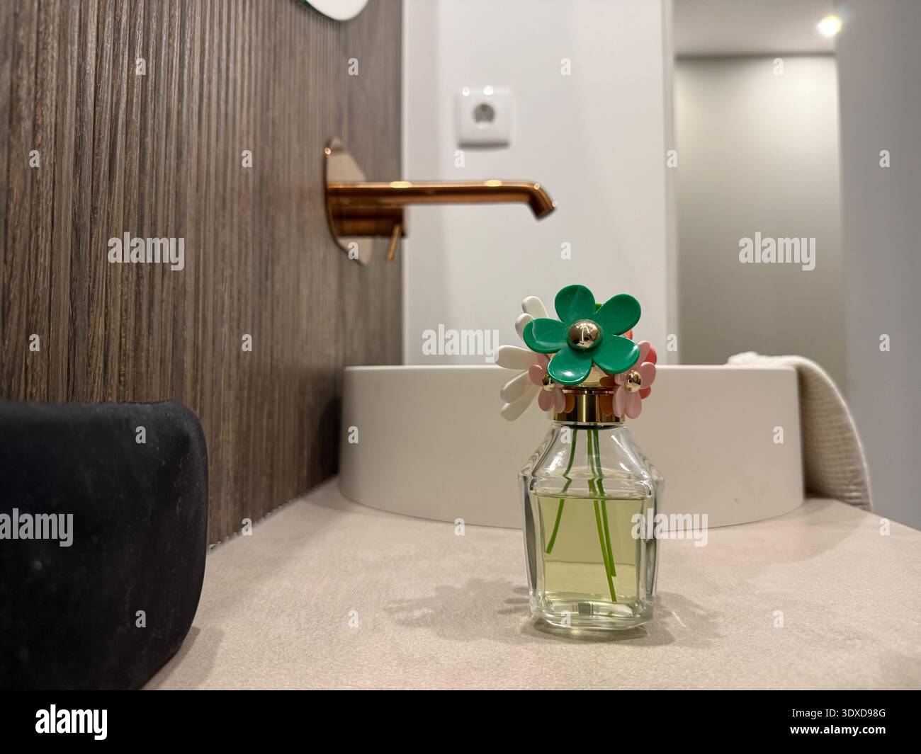 Parfümflasche auf moderner Badezimmertheke, Banner, Konzept der Schönheit, Duft, Wohnkultur Stockfoto