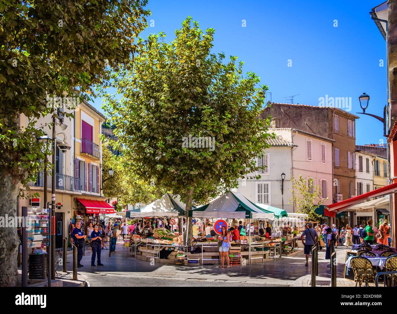 Cassis, Frankreich, 3. September 2025, Blick auf einige Menschen in der Marktstadt am Place de la République Stockfoto