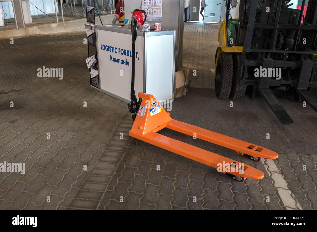 Lviv, Ukraine, Dezember 2023.Handhubwagen im Lager.Palettenhubwagen im Industrielager.hydraulischer Handhubwagen Stapler, Gabel Stockfoto