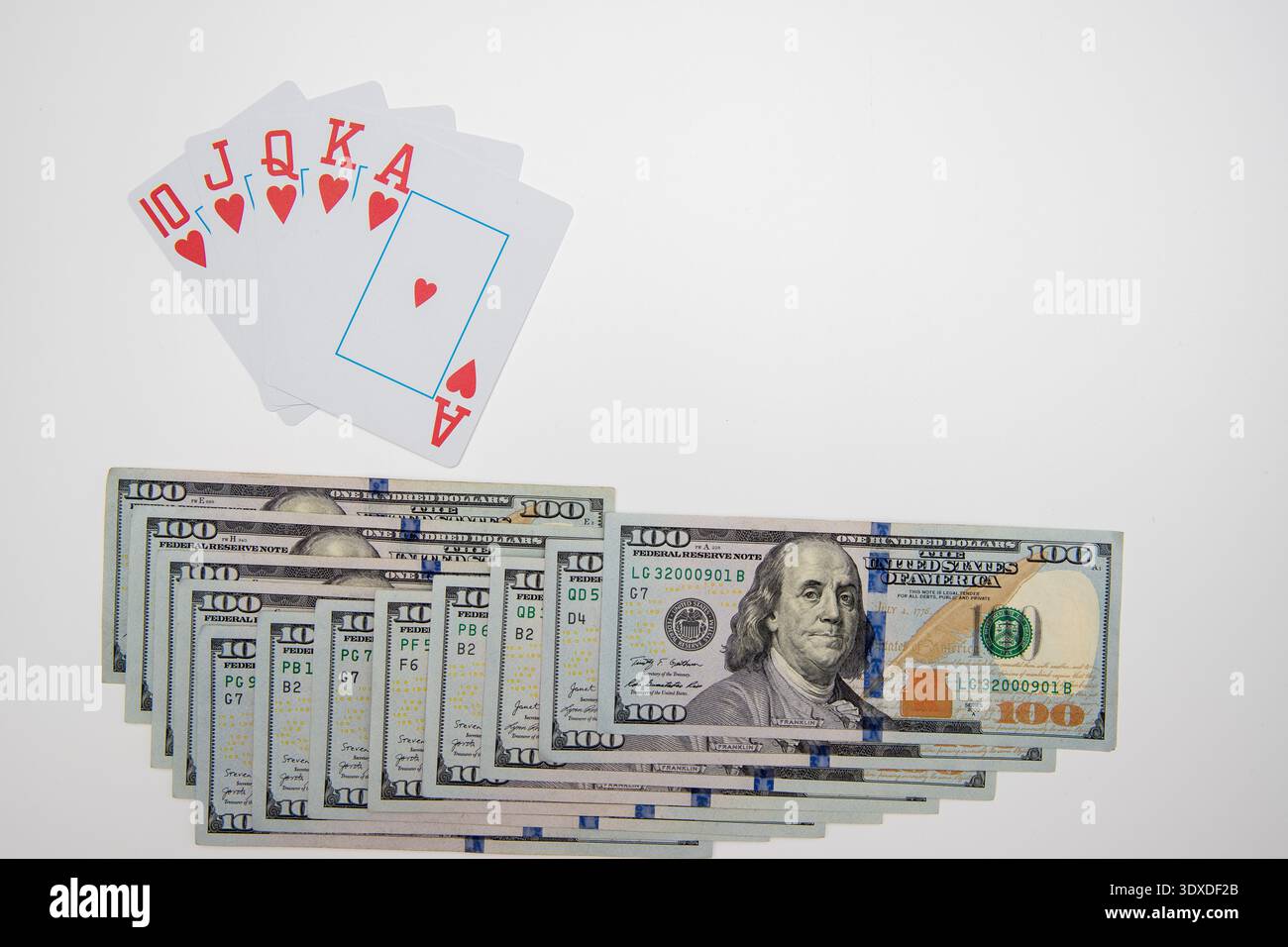 Winning Poker Hand mit Dollar-Banknoten auf weißem Hintergrund, Glücksspiel und Erfolgskonzept Stockfoto