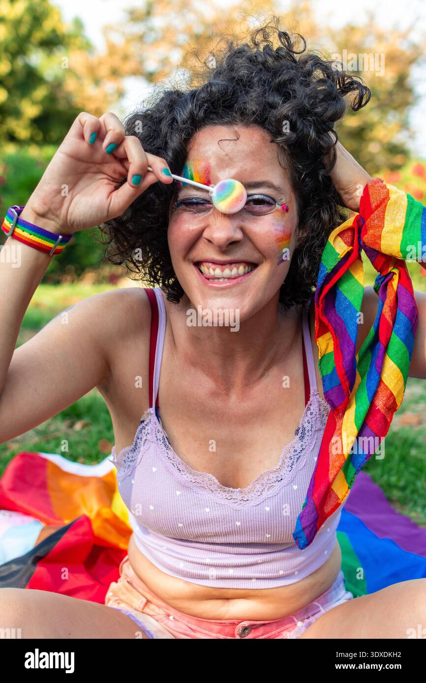 Person, die lgbtq feiert, plus Schwulen-Stolz mit Regenbogenlutscher Stockfoto