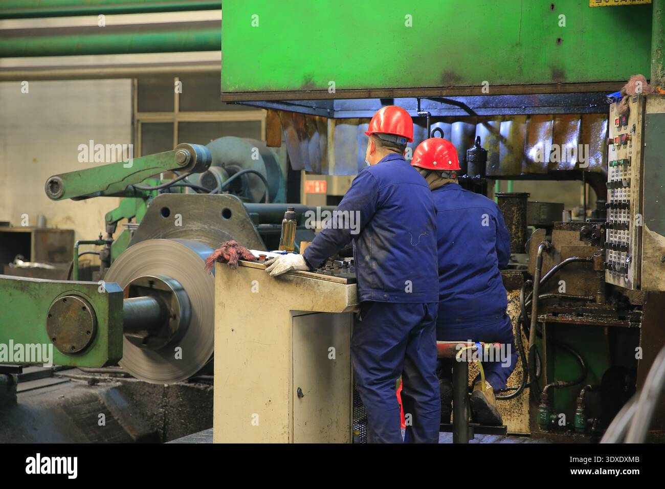 In der Stahlwerkswerkstatt arbeiten die Bedienmechanik und die Arbeiter Stockfoto