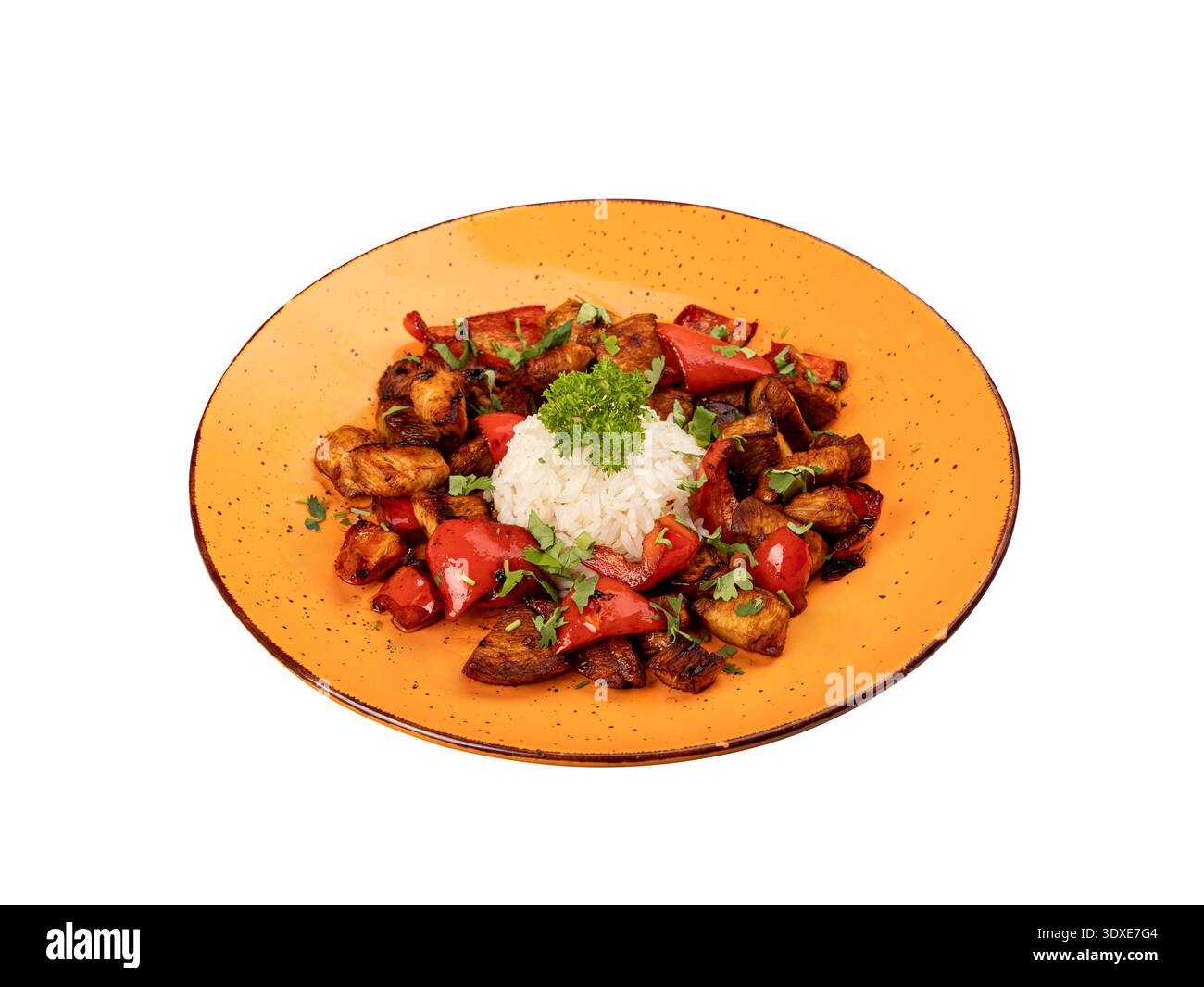 Rindfleisch mit roter Paprika serviert mit Reis auf einem Teller. Isoliert auf weißem Hintergrund, Draufsicht. Stockfoto