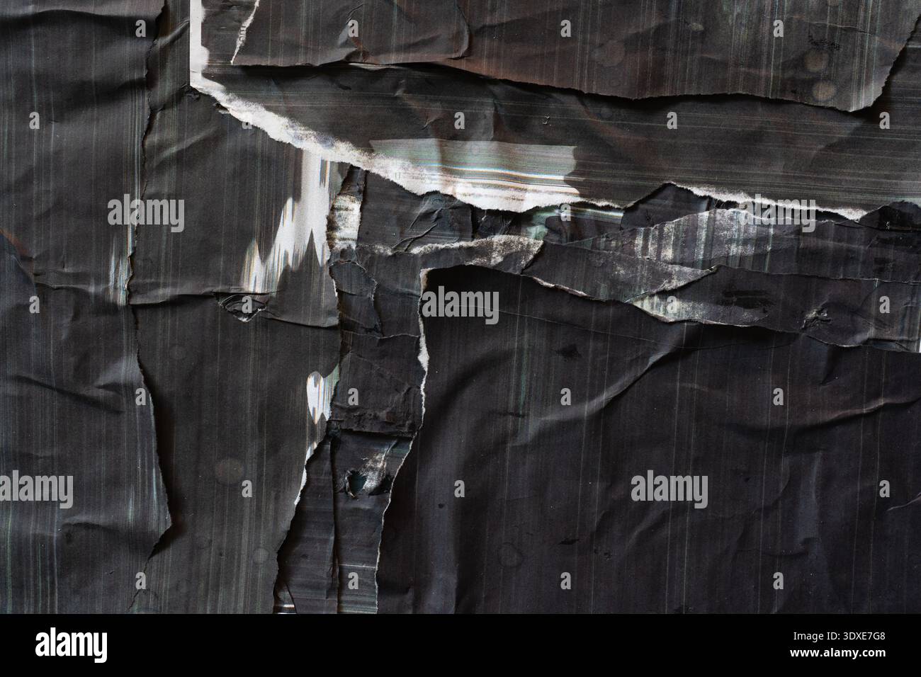 Rohe brutalistische Ästhetik: Verklebte und zerrissene, schlecht bedruckte Dark Paper Collage Stockfoto