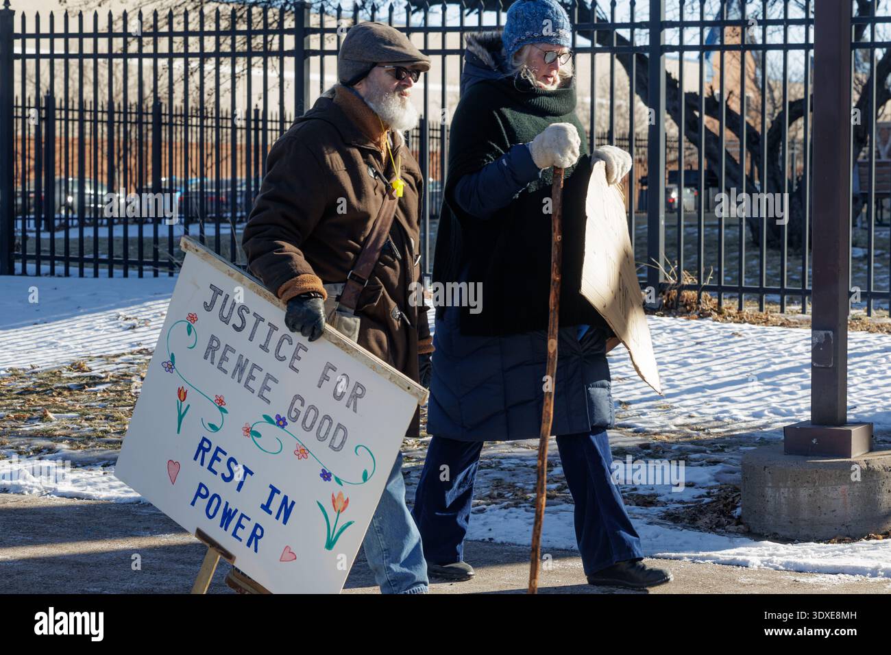 Minneapolis, Minnesota, USA - 31. Januar 2026: Älteres Ehepaar mit dem Schild „Justice for Renee Good“ geht zu „ICE OUT of Everywhere“-Protest gegen Trump. Stockfoto