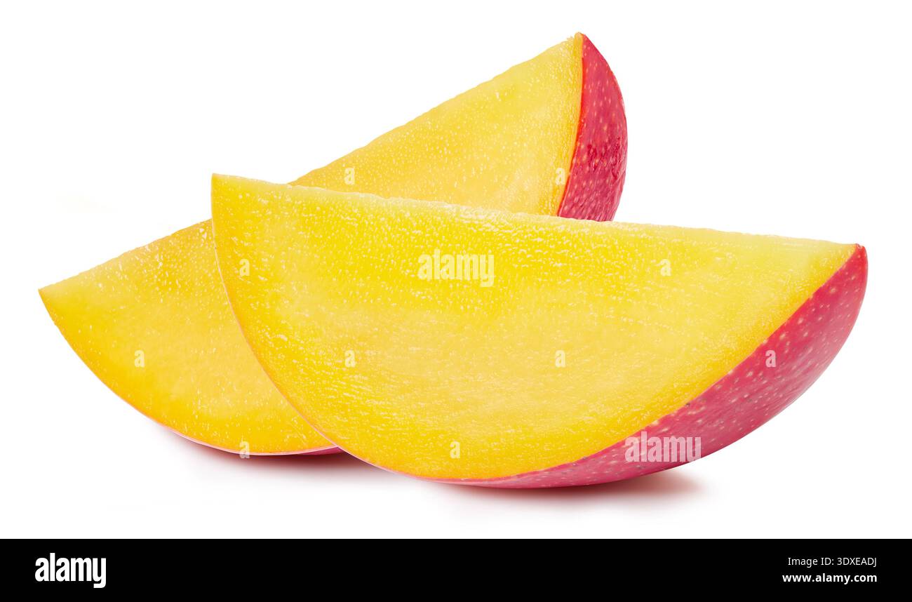 Mangobrüchscheiben über weiß. Beschneidungspfad. Volle Schärfentiefe. Stockfoto