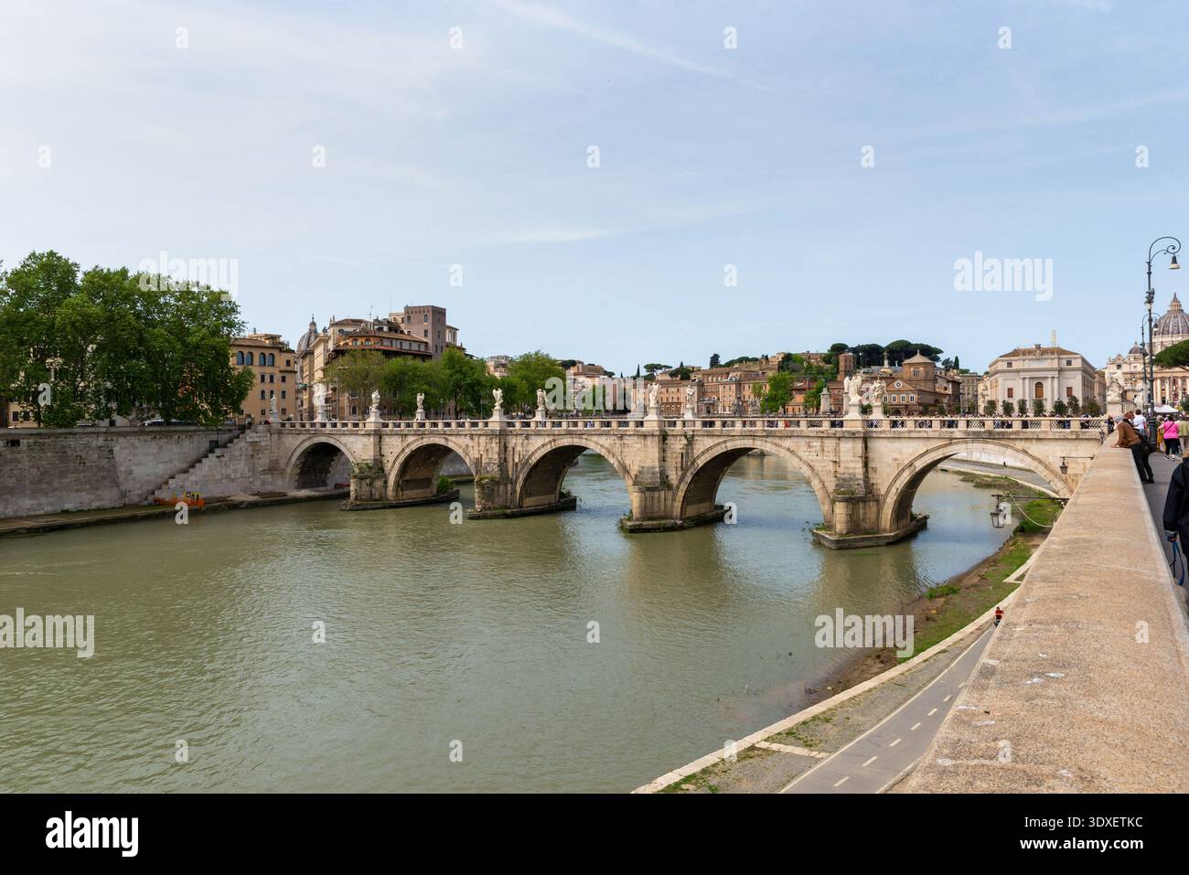 Rom, Italien – 20. April 2025: Touristen versammeln sich an der Piazza Navona in der Nähe des Neptunbrunnens und der historischen barocken Architektur während eines geschäftigen Frühlings Stockfoto