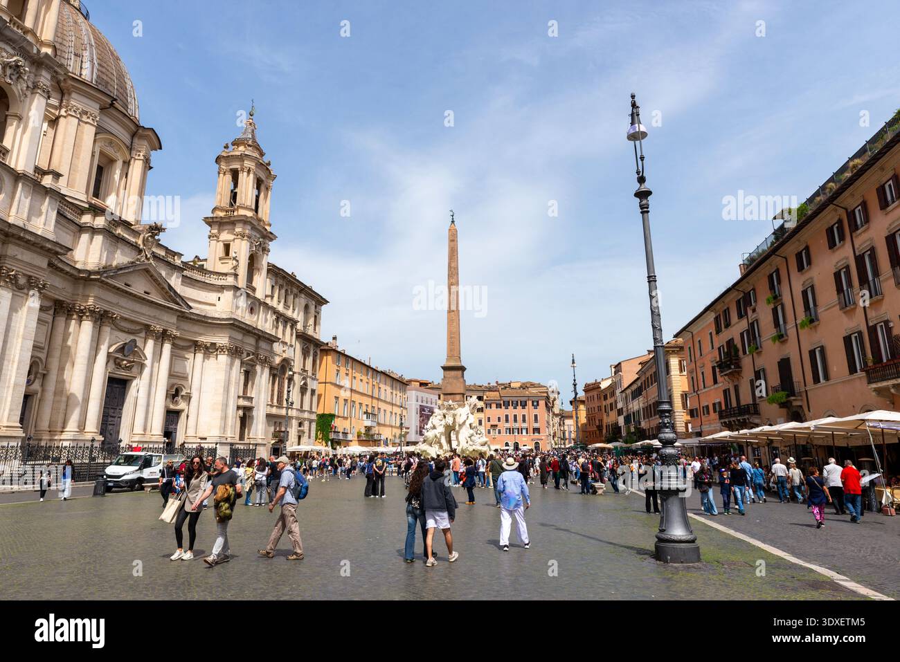 Rom, Italien – 20. April 2025: Die Piazza Navona in der Nähe von Sant’Agnese in Agone und der zentrale Obeliskenbrunnen im Herzen der historischen Stadt C. Stockfoto