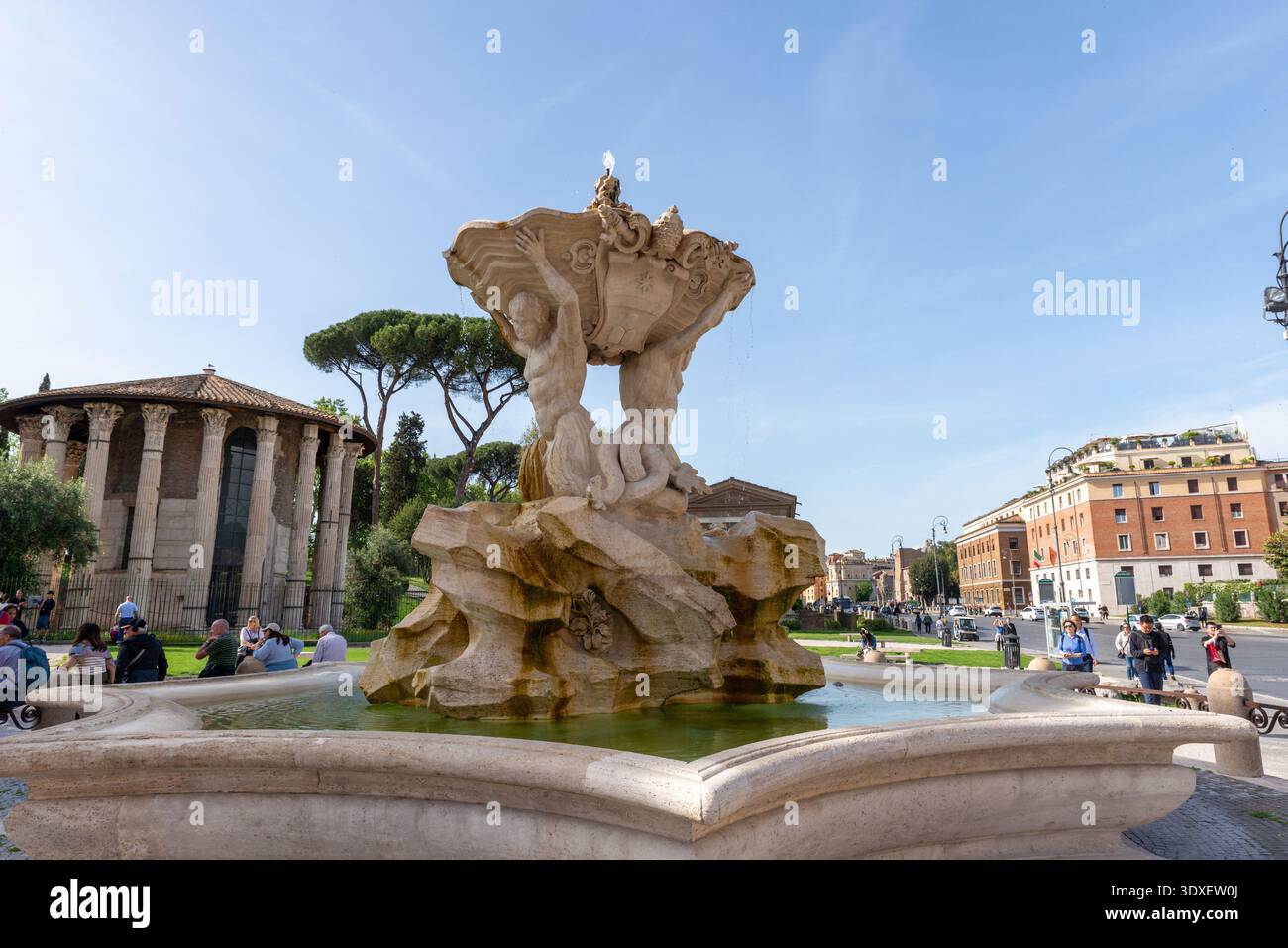 Rom, Italien – 21. April 2025: Dekorative Brunnen-Skulptur in der Nähe des Aesculapius-Tempels im Park der Villa Borghese, in der Besucher sich entspannen können Stockfoto