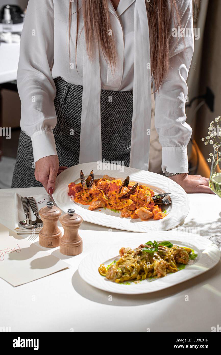 Nudeln mit Meeresfrüchten und Muscheln und Garnelen Stockfoto