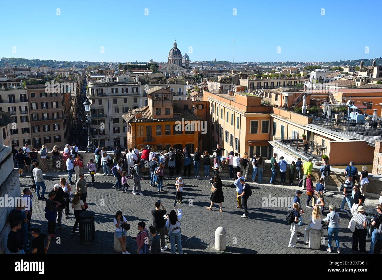 Rom, Italien - 1. November 2024: Eine Menge Touristen an der Piazza della Trinita dei Monti in Rom. Stockfoto