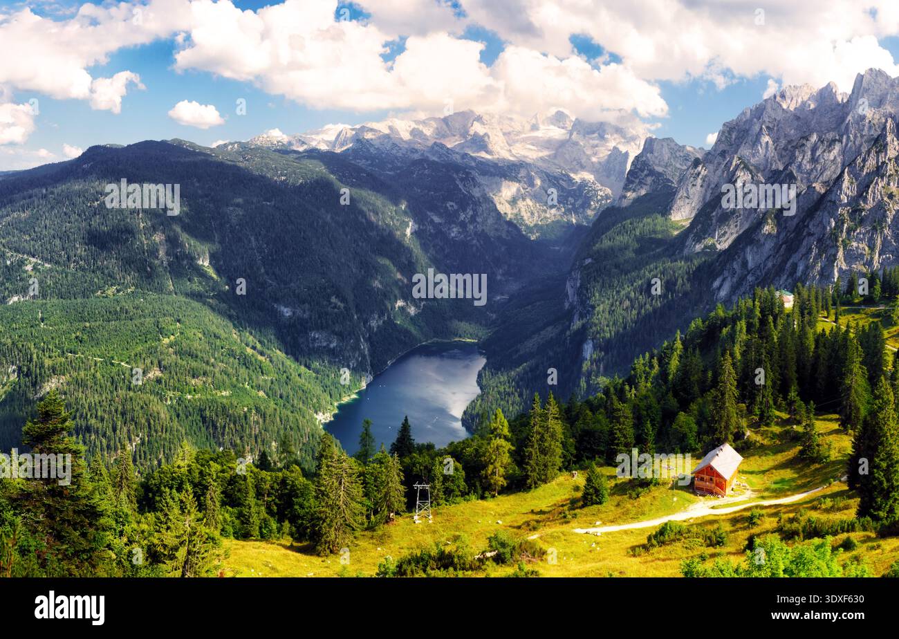 Der Gosausee in den österreichischen Alpen. Österreichische Alpenlandschaft im Sommer bei Dachstein Stockfoto