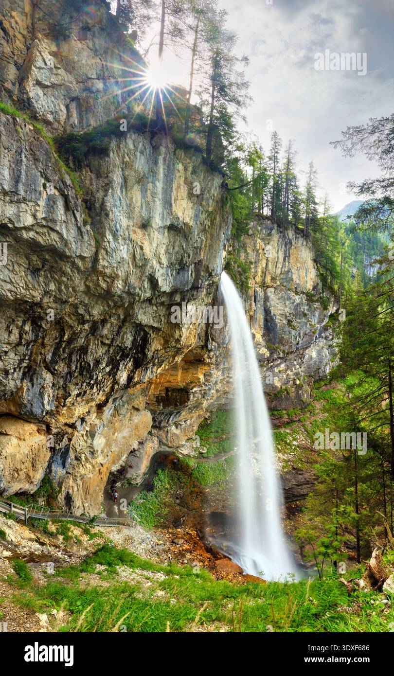 Schönheit des Johannes Wasserfalls bei Obertauern, Österreich. Umgeben von üppigem Grün, stürzt der Wasserfall felsige Klippen hinunter und bietet atemberaubende Aussicht Stockfoto