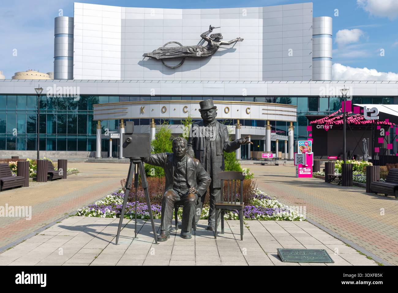 JEKATERINBURG, RUSSLAND - 22. AUGUST 2025: Denkmal für die Brüder Lumiere im Kino- und Konzertkomplex Kosmos. Jekaterinburg Stockfoto