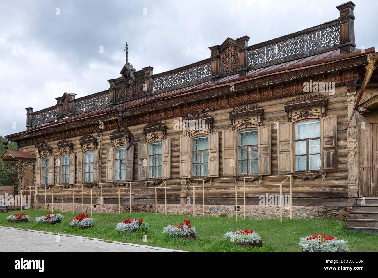 ULAN-UDE, RUSSLAND - 06. SEPTEMBER 2025: Ein altes hölzernes Wohnhaus aus dem frühen XX. Jahrhundert. Ethnographisches Museum der Völker von Transbaikalia. Stockfoto