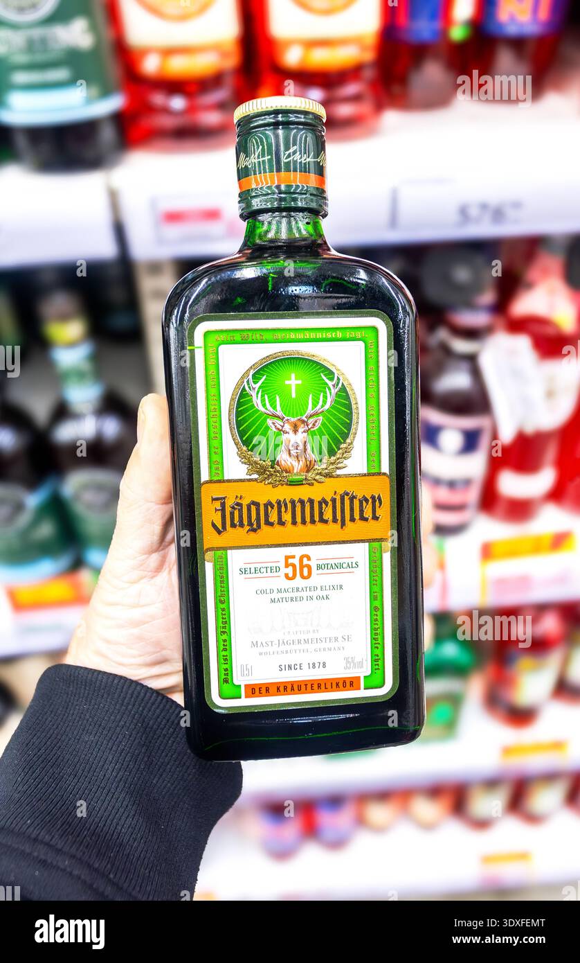 Samara, Russland - 11. November 2025: Jagermeister Original Kräuterlikör Flasche in Hand. Jagermeister aus 56 Kräutern und Gewürzen. Stark alkoholisch Stockfoto