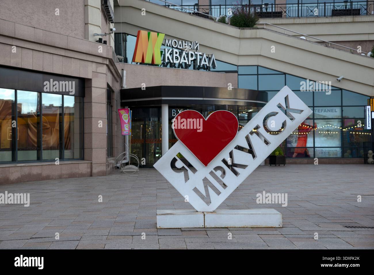 IRKUTSK, RUSSLAND - 03. SEPTEMBER 2025: Kunstobjekt 'I love Irkutsk' am Eingang zum Einkaufszentrum Irkutsk Stockfoto