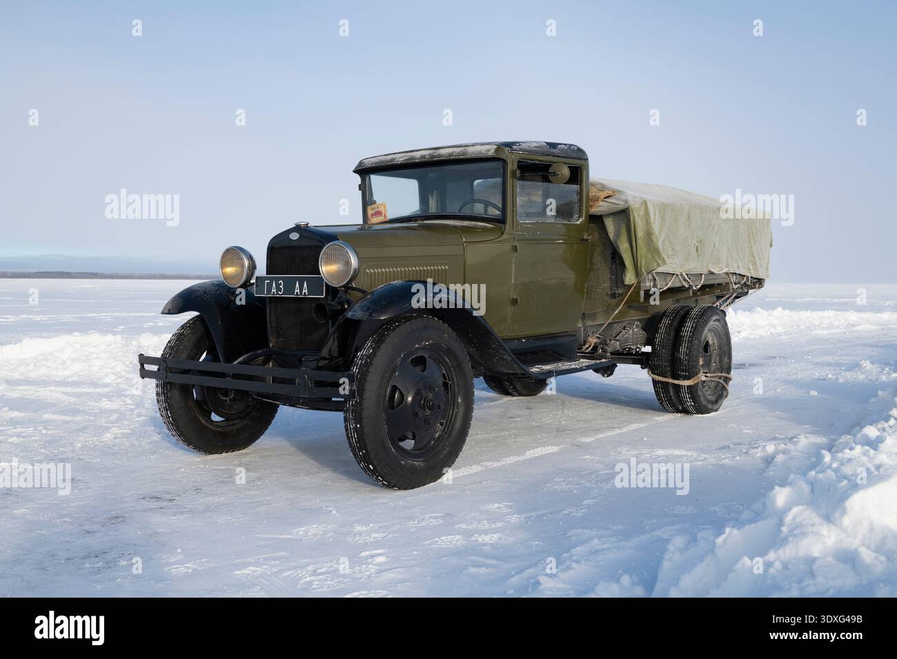 KOKKOREVO, RUSSLAND - 25. FEBRUAR 2026: Retro-Lkw der GAZ-AA (eineinhalb Tonnen) auf dem Eis des Ladoga-Sees. Teilnehmer auf der „Straße des Lebens“ Stockfoto