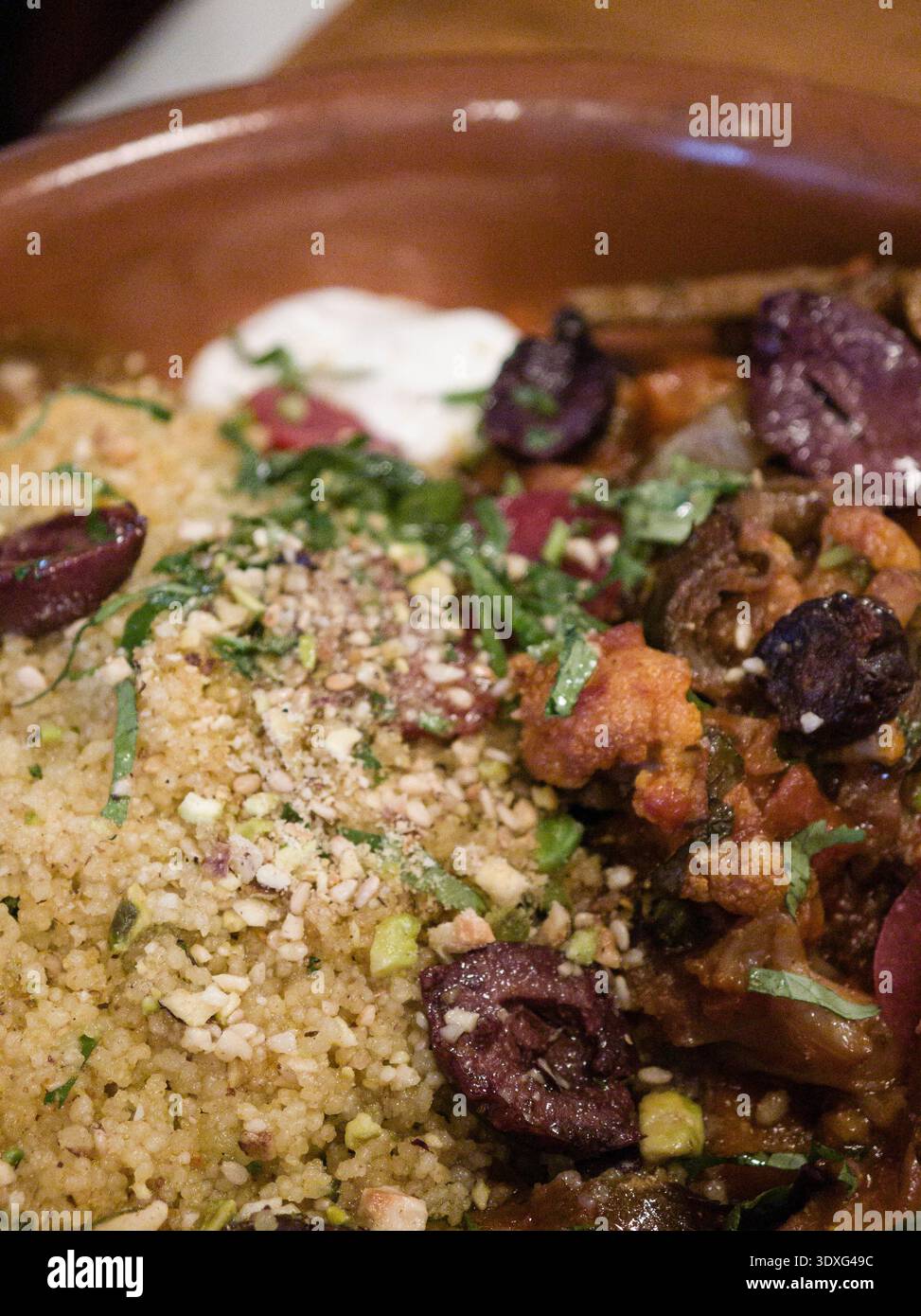 Vegetarische Couscous mit griechischem Joghurt und Datteln, Mallorca, Balearen, Spanien Stockfoto