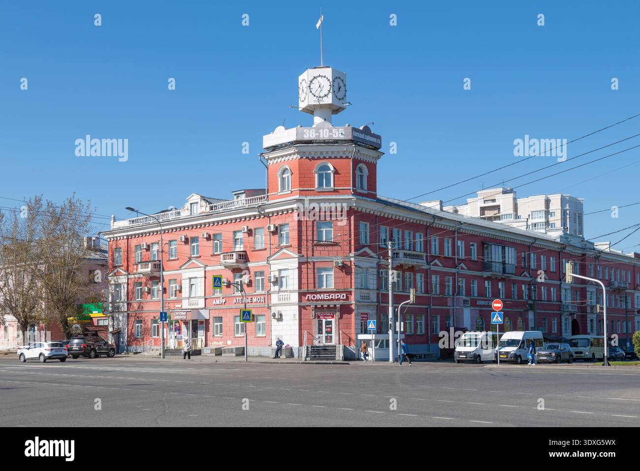 BARNAUL, RUSSLAND – 16. SEPTEMBER 2025: Das Haus unter der Uhr ist ein Beispiel für die sowjetische Architektur der 50er Jahre des 20. Jahrhunderts. Ein Kultobjekt Stockfoto