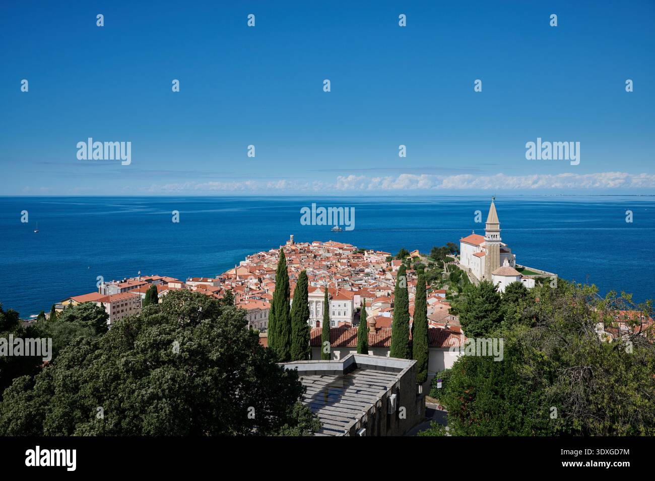 Blick von oben auf Piran mit dem Mittelmeer dahinter, Slowenien, Europa Stockfoto