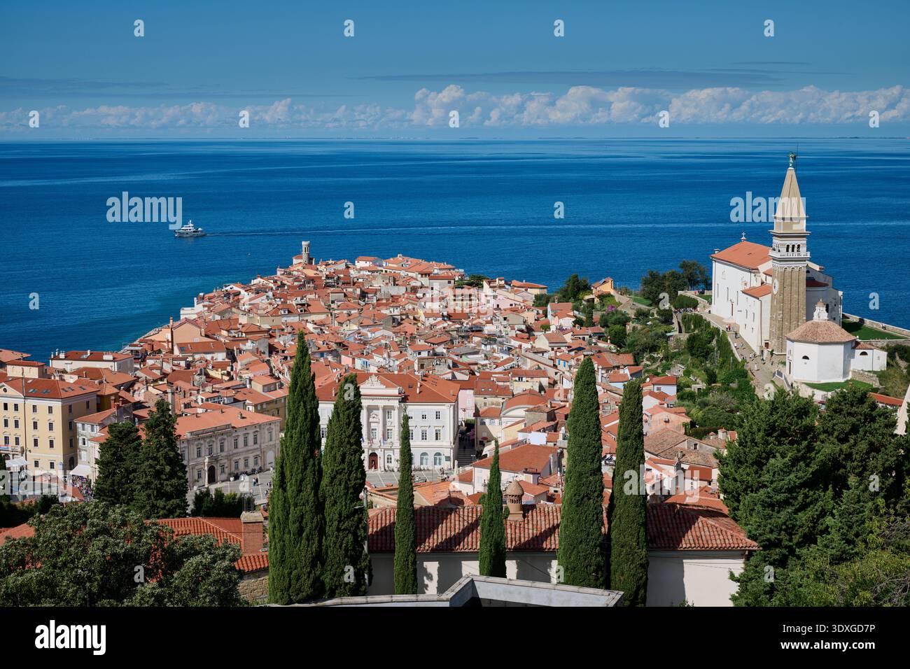 Blick von oben auf Piran mit dem Mittelmeer dahinter, Slowenien, Europa Stockfoto
