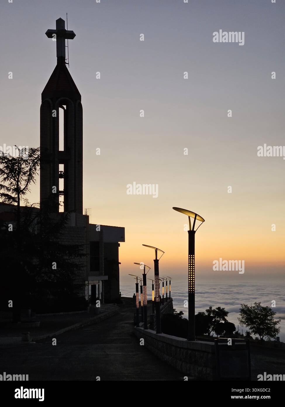 St. Charbel Kirche bei Sonnenuntergang - Smartphone-aufgenommenes Stockfoto