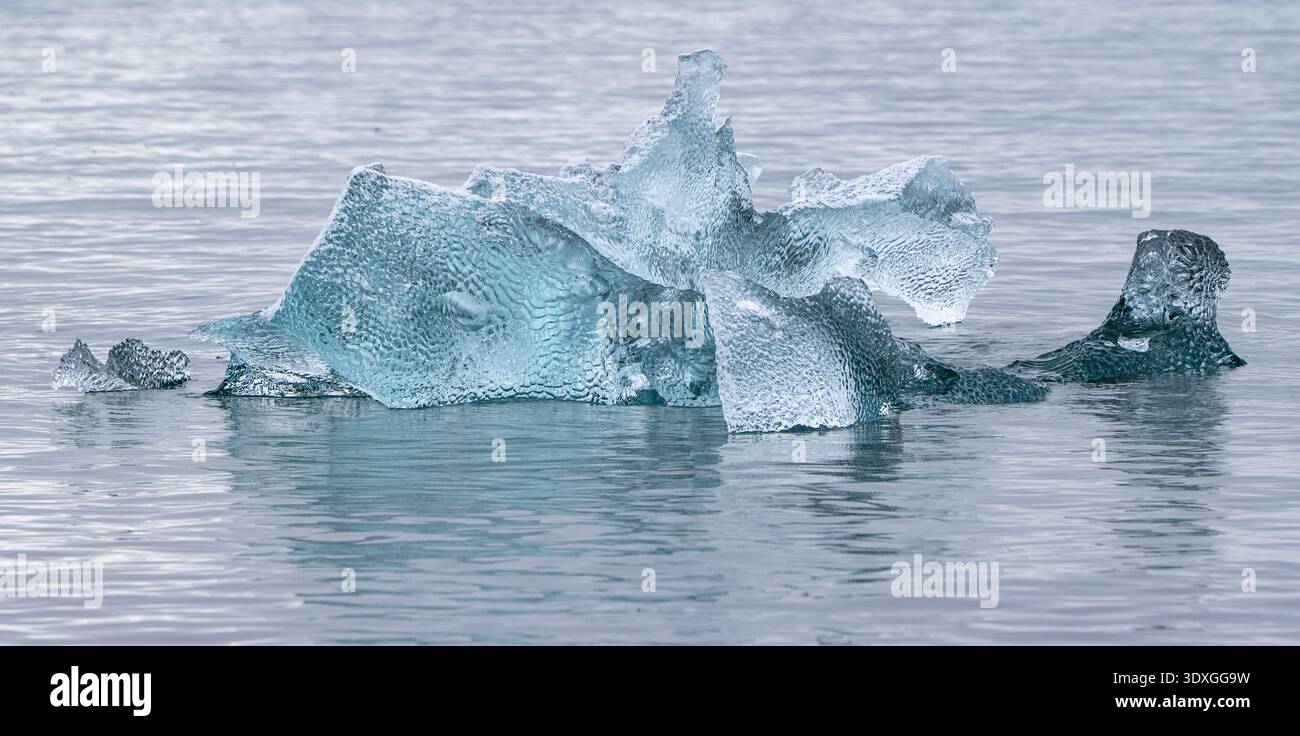 Nahaufnahme von gewelltem blauem Eis im Wasser, Antarktis Stockfoto