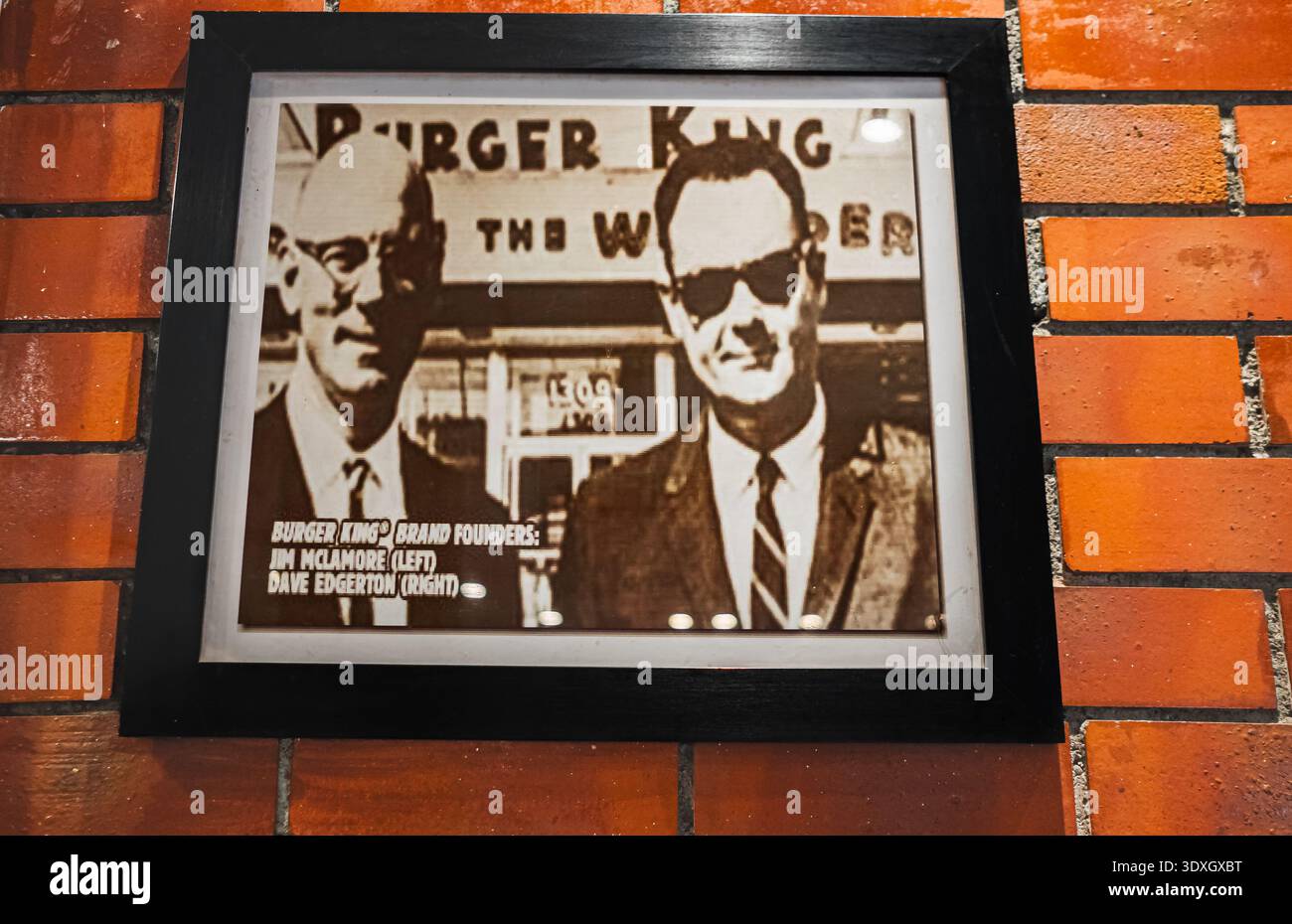 Vintage-Foto in einem Rahmen von David Edgerton und James McLamore, den Gründern der Burger King-Franchises. Mumbai Indien-Feb 18.2026-Editorial, Reise S Stockfoto
