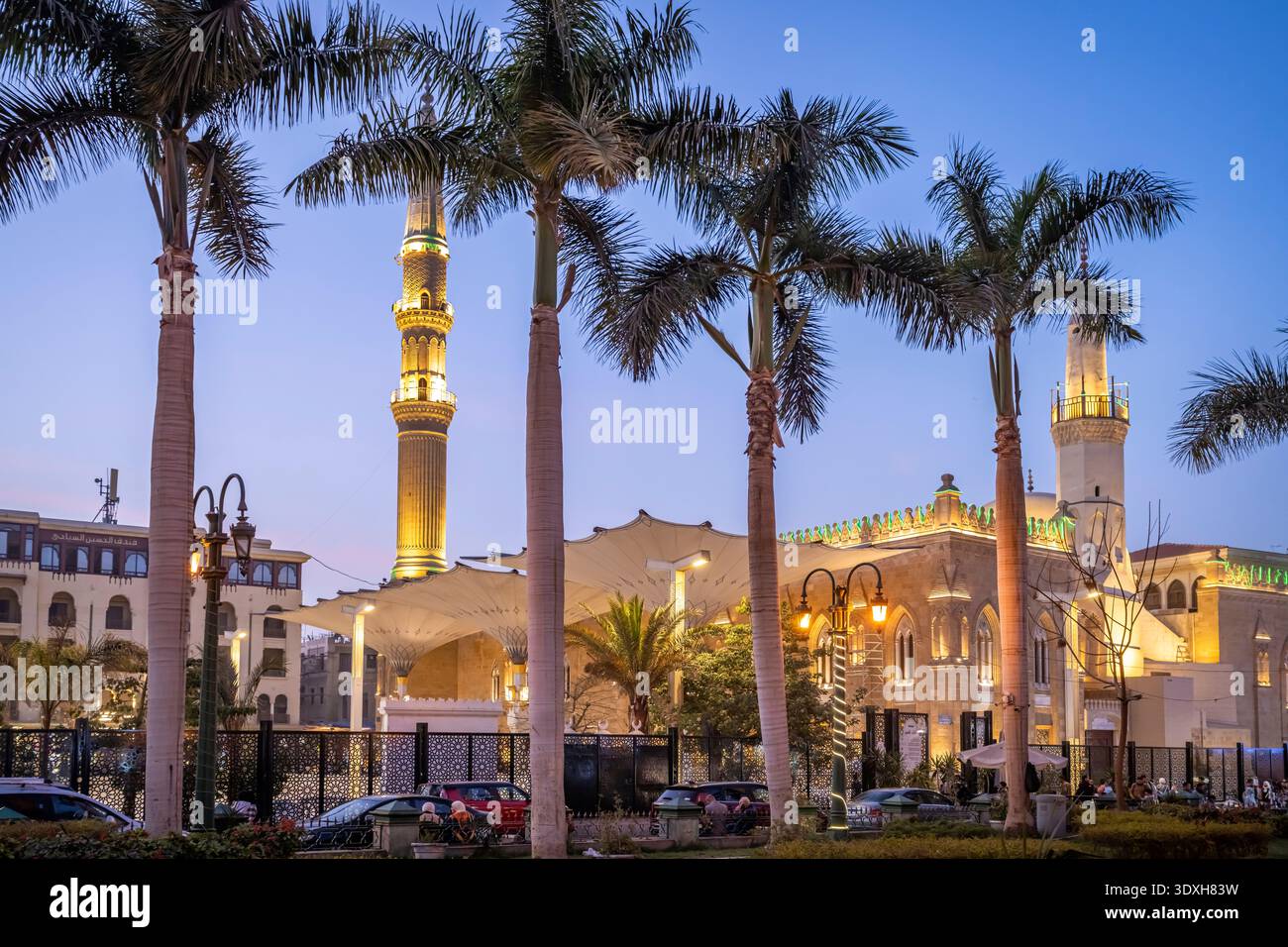 Die Imam-Husain-Moschee in der Abenddämmerung, Kairo , Ägypten, Afrika | die Al-Hussein-Moschee in Kairo, Ägypten, Afrika Stockfoto