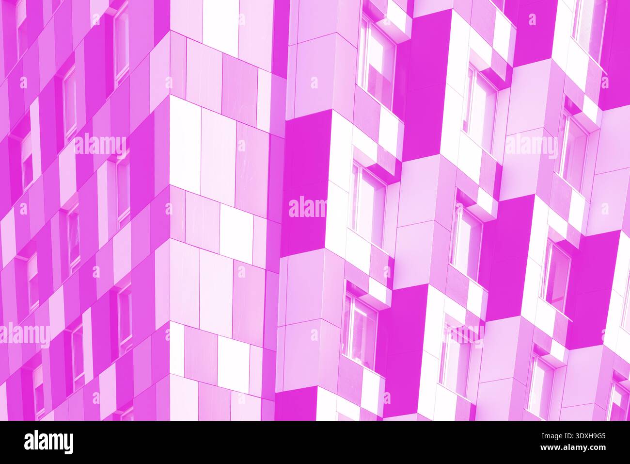 Abstraktes architektonisches Design mit sich wiederholenden geometrischen Formen und kontrastierenden rosa und weißen Paneelen an der Außenfassade des Gebäudes Stockfoto