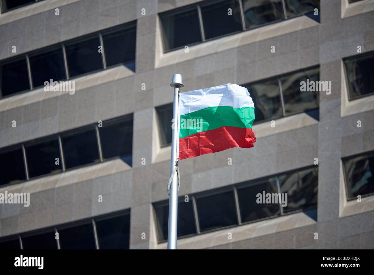 Die bulgarische Flagge auf einem Fahnenmast am Nathan Phillips Square des Rathauses von Toronto. Stockfoto